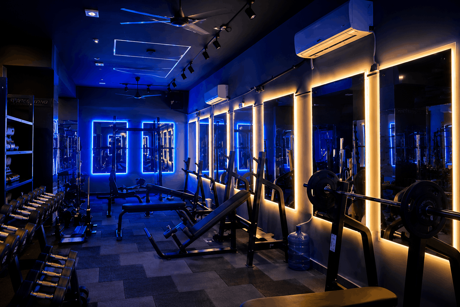 Gym interior Everytime Fitness Amrit Nagar